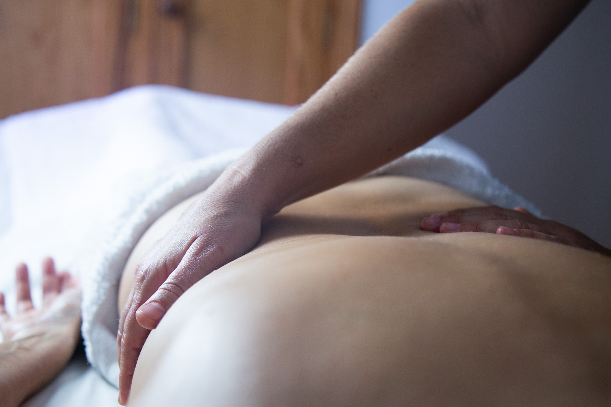 manos que acompañan al cuerpo en sus procesos de sanación mediante el masaje y la terapia craneo sacral